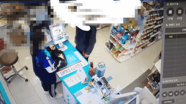 편의점 아르바이트 직원이 마스크를 써 달라고 요청하자 뺨을 때리는 손님. /사진=온라인 커뮤니티