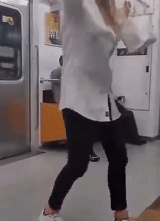서울 3호선 지하철에서 춤을 추며 난동을 부린 여성. 유튜브 캡처