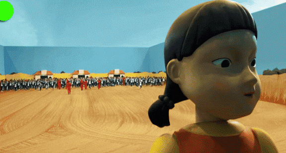 첫번째 게임 '무궁화 꽃이 피었습니다'에서는 드라마 속 '영희로봇'처럼 실제로 머리가 회전하는 장치도 구현했다. 또 탈락자의 몸에 설치한 특수 장치가 터지며 총에 맞은 듯한 연출도 보인다. /유튜브