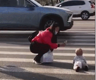 횡단보도에 아기 내려놓고 영상 찍는 엄마. 웨이보