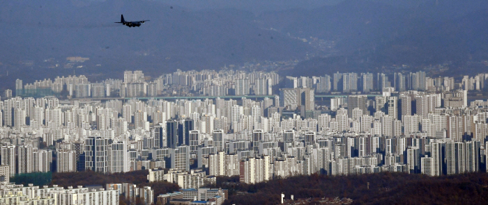 종합부동산세 고지, 추가 금리인상 등의 영향으로 월세 가격이 오르는등 다주택자 아닌 세입자의 세금으로 전가되는 양상인 가운데 롯데타워에서 바라본 서울이 아파트로 빼곡히 들어차있다. [매경DB]