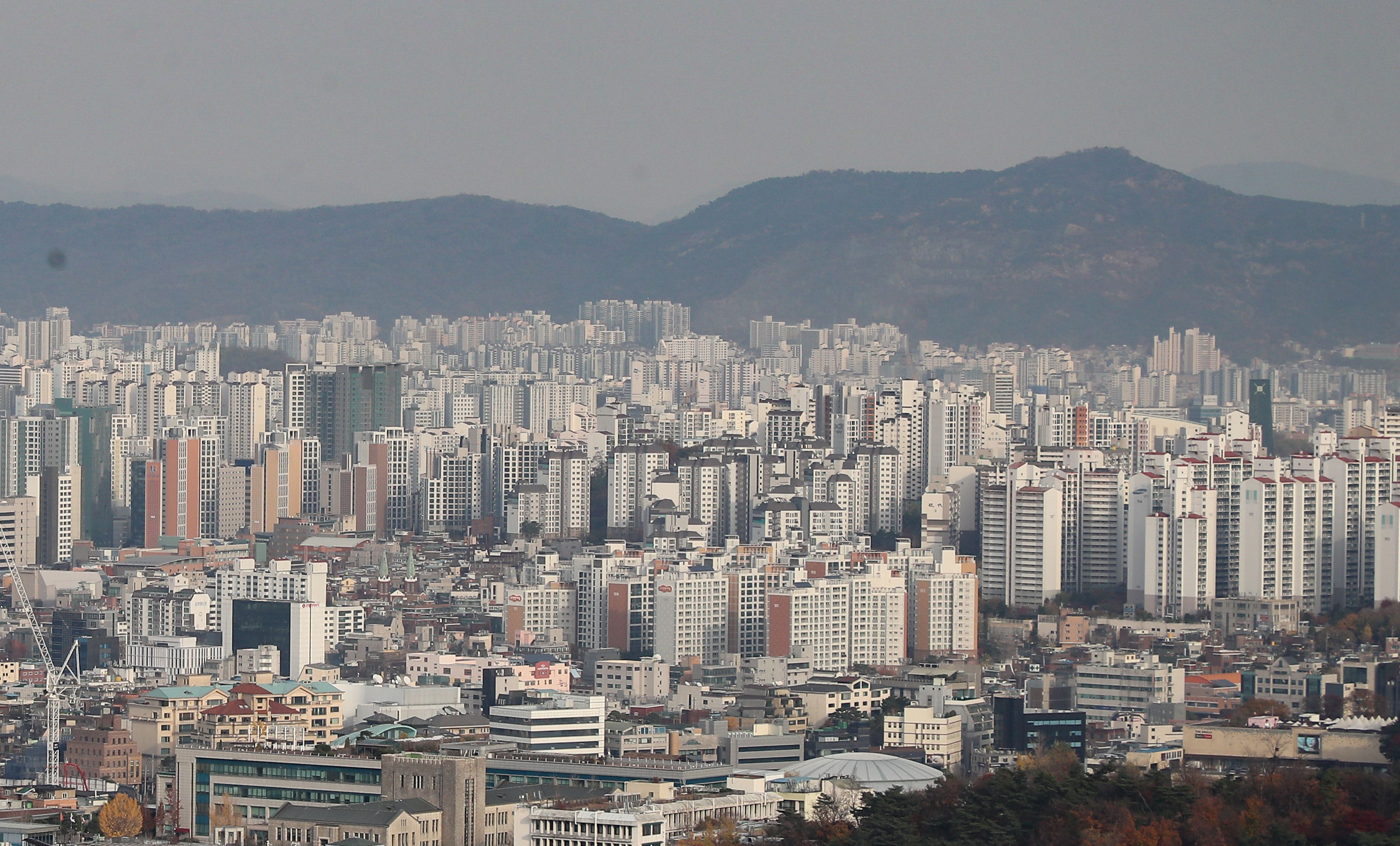 지난 15일 서울 남산에서 바라본 시내 아파트, 주택가 모습. /연합뉴스