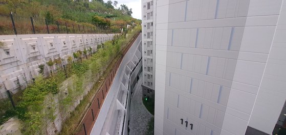 경기 성남시 백현동 구(舊)한국식품연구원 부지에 지어진 아파트. 옹벽과 아파트 사이가 가까운 곳은 6m에 불과하다. 함종선 기자