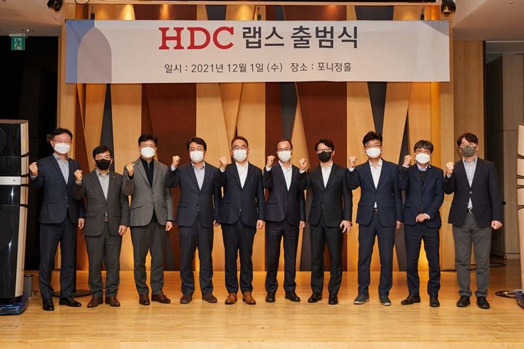 김성은 HDC랩스 대표이사 등 회사 관계자들이 1일 진행한 출범식에서 기념촬영을 했다. /사진제공=HDC그룹
