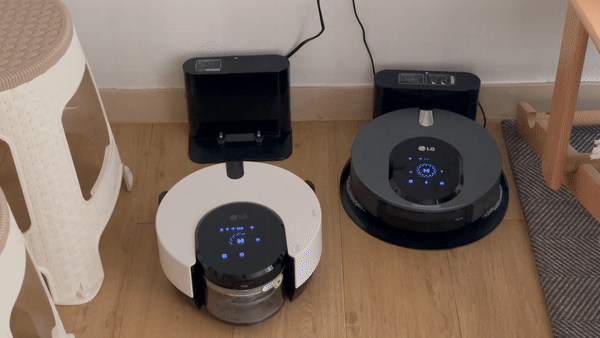 코드제로 R9이 청소를 끝내고 돌아오자 M9이 바로 청소를 시작했다. /사진=백유진 기자 byj@