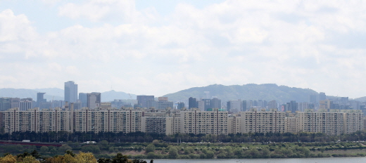 올해 서울에서 일반분양되는 아파트는 총 3275가구로 2010년 6334가구보다 절반 가량 낮은 수치다. /사진=뉴스1
