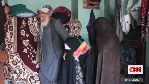 55세 남성에 매매혼 당한 9살 아프간 소녀 - 아프가니스탄 바드기스주 북서쪽의 이재민 정착촌에서 만난 9살 파르와나 말릭은 지난달 24일(현지시간) 20만 아프가니스(약 260만원)에 팔려 55살 남성의 신부가 됐다. CNN방송 캡처