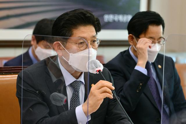 노형욱 국토교통부 장관이 6일 서울 여의도 국회에서 열린 국토교통위원회 전체회의에 출석해 의원들의 질의에 답변하고 있다. 오대근 기자