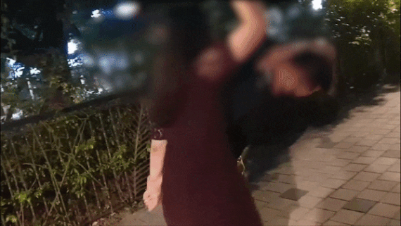 지난 7월30일 서울 성동구의 한 아파트 산책로에서 만취한 20대 여성이 40대 남성 A씨에게 폭행을 가하는 영상. 온라인 커뮤니티 캡처