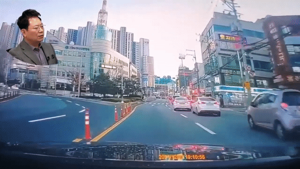 녹색불에 정상 주행 중인 차량 앞으로 무단횡단자가 뛰어들었다. (유튜브 '한문철TV' 영상 갈무리) © 뉴스1