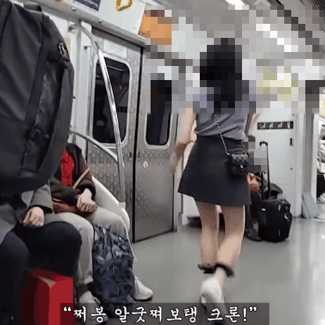 새로 공개된 '지하철 3호선 빌런녀'의 근황. (유튜브 갈무리) © 뉴스1