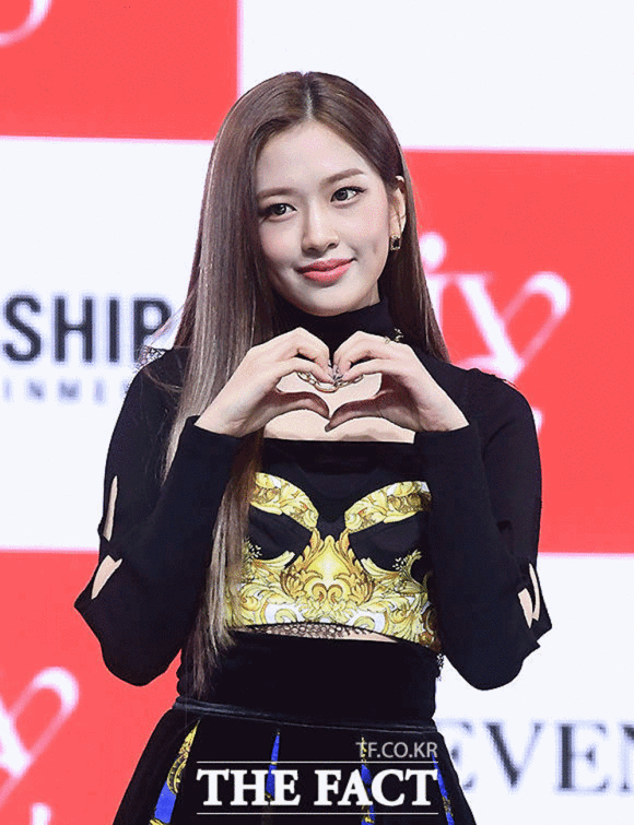 그룹 아이브 안유진(검쟁색 의상)이 1일 서울 광장동 예스24 라이브홀에서 열린 쇼케이스에서 포즈를 취하고 있다. 다른 사진은 역시 아이즈원 시절 안유진이 2018년 11월 서울 송파구 올림픽홀에서 데뷔 쇼케이스를 하고 있는 모습. /더팩트 DB