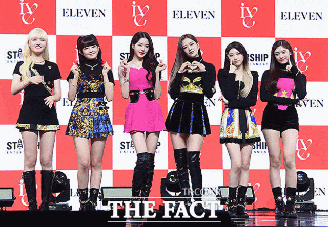 그룹 아이브(유진, 원영, 가을, 레이, 리즈, 이서) 가 1일 서울 광장동 예스24 라이브홀에서 열린 쇼케이스에서 데뷔곡 'ELEVEN'을 열창하고 있다. 아이브는 데뷔 7일 만인 8일 MBC 케이블 계열 음악방송 '쇼! 챔피언'에서 1위에 올랐다. /이새롬 기자