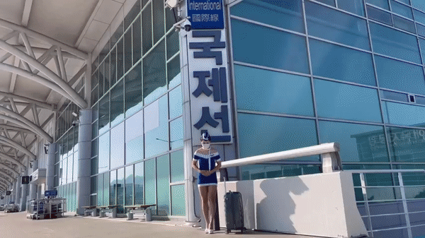 국내 한 유튜버가 지난 달 인천국제공항에서 촬영한 승무원 룩북 콘텐츠를 공개했다. (유튜브 갈무리) © 뉴스1