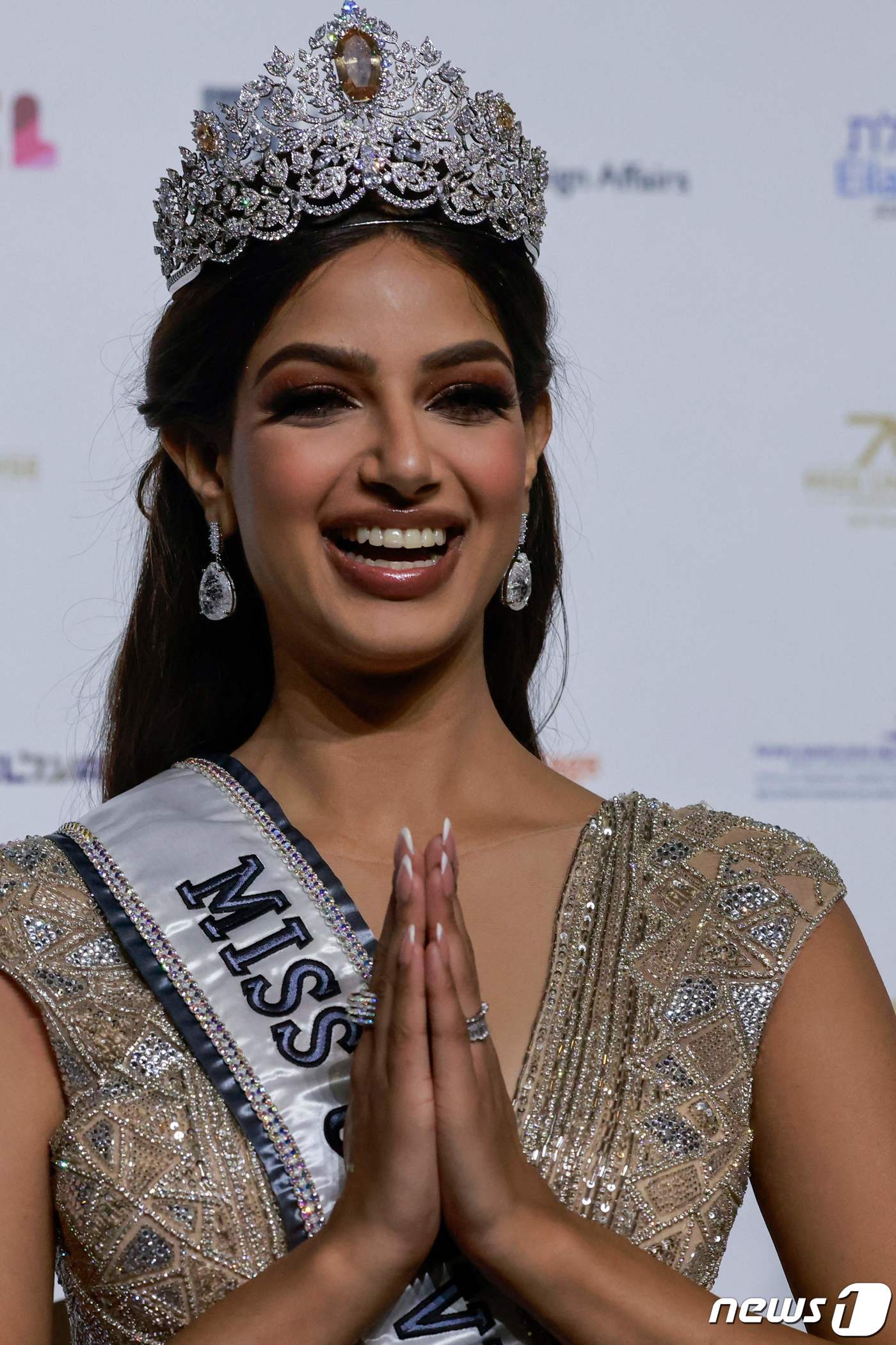 印度少女赢得“环球小姐”冠军：属于刹帝利种姓，关注气候变化_纳兹·桑杜_比赛_女性