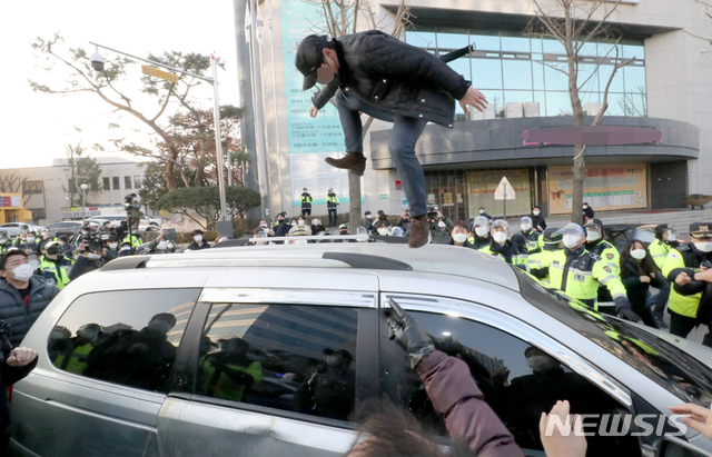 바람잘날없는집 이미지