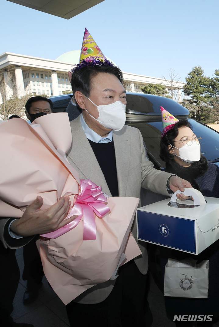 꼬깔모자 이미지
