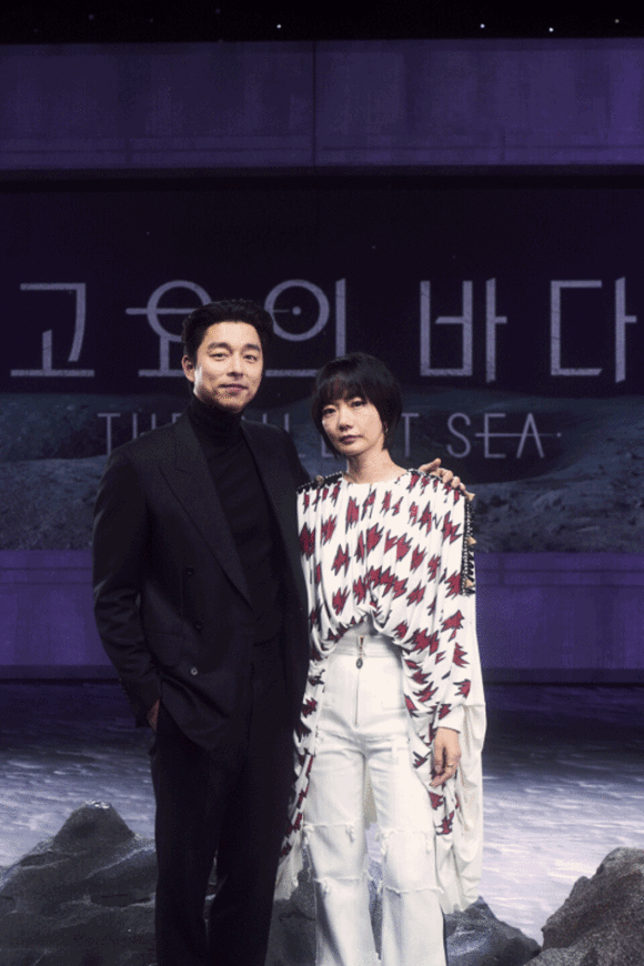 배우 배두나와 공유가 22일 온라인으로 열린 넷플릭스 시리즈 '고요의 바다' 제작발표회에서 달 표면에 서 있는 듯한 세트장에 서서 기념촬영을 하고 있다. /넷플릭스 제공