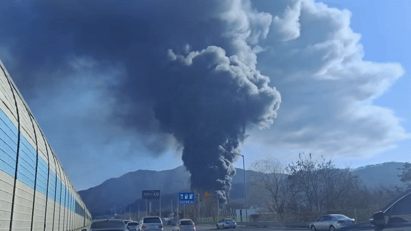 하남의 한 소파공장에서 화재가 발생해 거대한 연기가 하늘로 치솟고 있다.