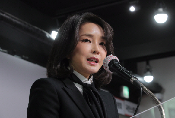 윤석열 국민의힘 대선후보의 배우자 김건희 코바나컨텐츠 대표가 26일 서울 여의도 당사에서 자신의 허위 이력 의혹과 관련한 사과 입장문을 발표하고 있다.김명국 선임기자 daunso@seoul.co.kr