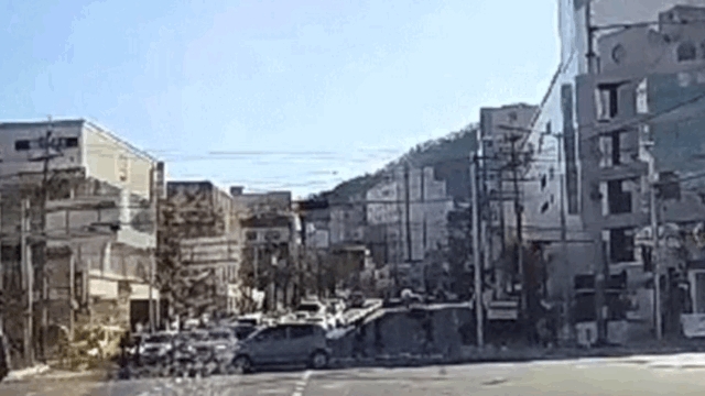 30일 부산에서 택시가 한 대형마트 5층 벽 뚫고 추락했다. / 영상=보배드림