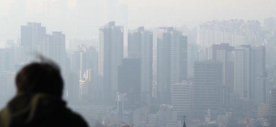 2일 서울부동산정보광장이 서울 아파트 거래량을 분석한 결과에 따르면 지난해 연간 거래 신고건수는 총 4만1천713건(1일까지 접수된 통계)으로, 2012년(4만1천79건) 이후 9년 만에 최저치를 기록했다. 사진은 이날 남산에서 바라본 시내 아파트의 모습. 2022.1.2   [연합뉴스]