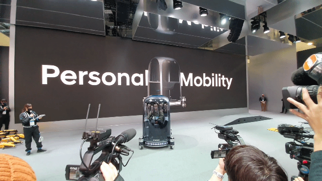 현대차 부스에서 시연 중인 퍼스널 모빌리티 모습. 퍼스널 모빌리티는 5.5인치 휠의 PnD 모듈 네 개를 탑재한 플랫폼 기반의 어플리케이션이다. [원호연 기자]
