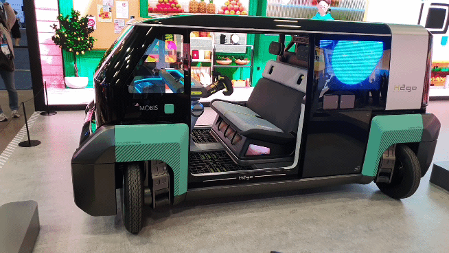 현대모비스 부스에 전시된 엠비전 타운. 팝업형 스티어링 휠과 아바타를 활용한 콘텐츠가 관람객의 시선을 사로잡았다. [원호연 기자]