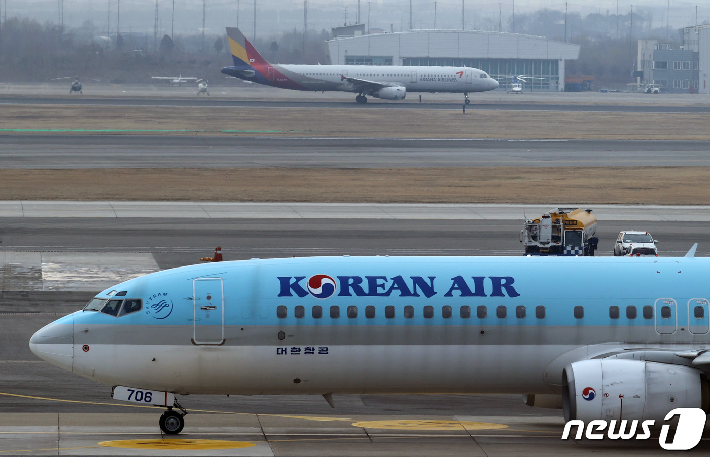 김포공항 계류장에서 대한항공과 아시아나항공 소속 여객기가 이륙 준비를 하고 있다. /뉴스1 © News1