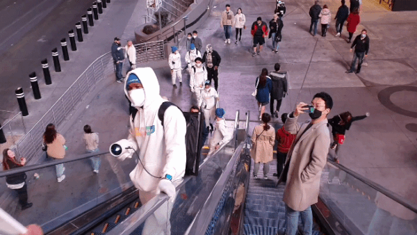삼성전자 직원들이 라스베이거스 거리에서 포터블 스크린 '더 프리스타일'을 시연하고 있다. © 뉴스1
