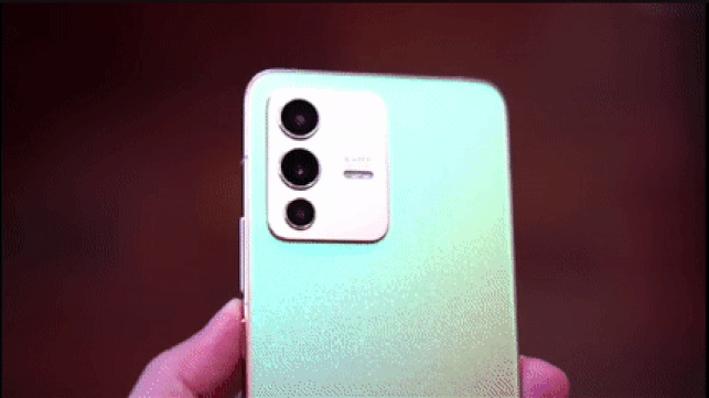 중국 스마트폰 제조사 비보(Vivo)가 선보인 신형 스마트폰 V23. 후면 색상이 빛을 받아 변한다. [유튜브 Lim Reviews]