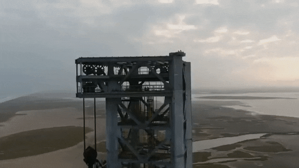 이 발사탑은 로봇 팔을 활용해 우주에 갔던 로켓을 낚아채는 용도로 개발됐다. (영상=일론 머스크 트위터)