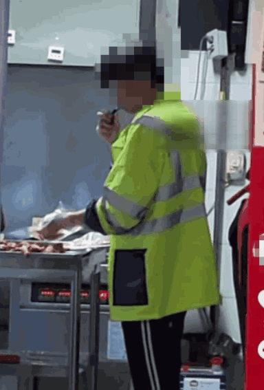 지난 12월 틱톡에 올라온 유명 프랜차이즈 치킨집 알바생이 전자담배를 피우며 치킨을 조리하는 모습.