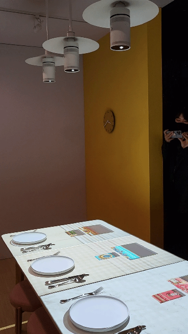 '더 프리스타일'을 천장 조명으로 만들어 식탁에 영상을 튼 모습. 삼성전자는 '아이들의 식사시간에 즐거움을 줄 수 있는 방법'이라고 소개했다.(사진=지디넷코리아)