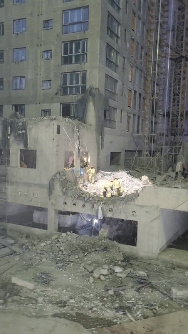 소방당국이 현대아이파크 광주아파트 신축공사 붕괴현장에서 지하1층에 매몰된 실종자 구조에 총력을 펼치고 있다. /서인주 기자