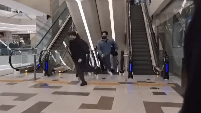 100켤레 한정 판매한 나이키 조던 골프화를 사려는 사람들이 14일 대구 신세계백화점 2층 매장을 향해 달려가고 있다. 온라인 커뮤니티 캡처