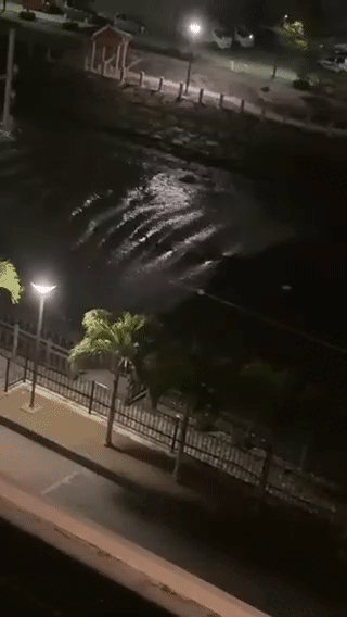 바닷물이 강쪽을 향해 거꾸로 흐르는 모습 /사진=트위터