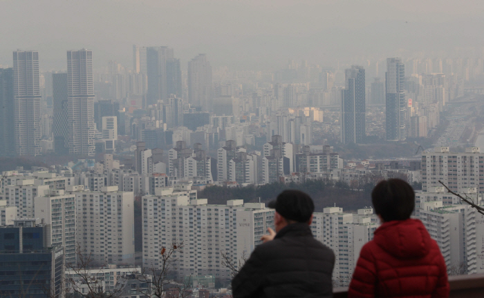 오후 서울 강북 아파트들이 미세먼지로 뿌옇게 보이고있다. [매경DB]