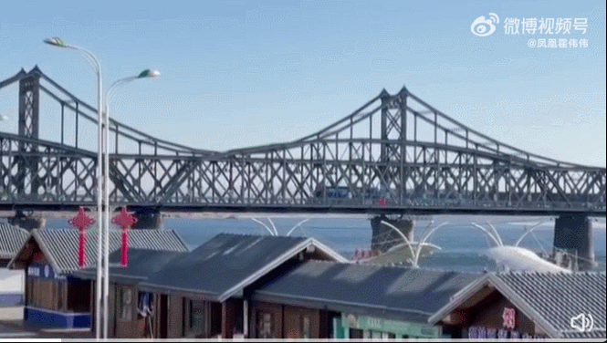 북한 신의주에서 출발해 조중우의교를 건너 중국 단둥으로 넘어오고 있는 열차. 웨이보 캡처