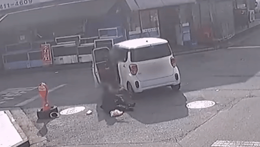 사고 후 차에서 내려 흠집부터 살피는 운전자. (유튜브 '한문철TV' 갈무리) © 뉴스1