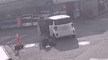 (영상, 시간 순서대로) 노인을 차로 친 뒤 자신의 차량부터 살피는 운전자의 모습.