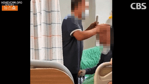 간병인 A씨가 말기암 환자를 폭행하는 장면. (유튜브 채널 '김현정의 뉴스쇼' 갈무리) © 뉴스1