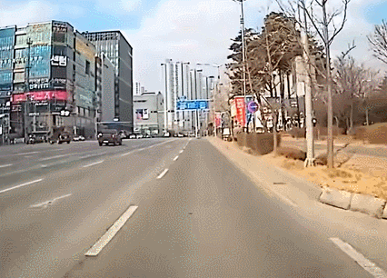 검은색 사고 차량(왼쪽)이 신호를 위반한 채 교차로로 질주하는 장면. 바로 다음 A씨의 오토바이와 충돌했다. /유튜브 한문철TV