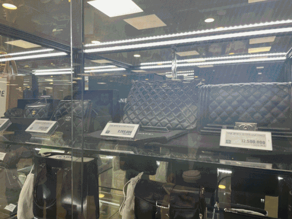 맥스 상무점에서는 샤넬을 비롯해 다양한 패션잡화 제품을 판매하고 있다. © 뉴스1 신민경 기자