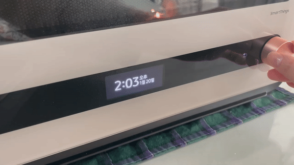 비스포크 큐커는 전자레인지, 에어프라이어, 그릴, 해동, 토스트 등의 기능을 제공한다. 최근 요리를 저장해 불러올 수도 있다. /사진=백유진 기자 byj@