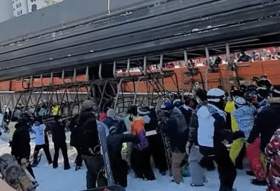 스키장 이용객들이 역주행을 멈추기 위해 빈 리프트를 막고 있다.