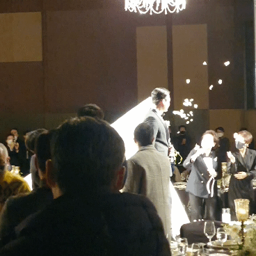 ▲ 삼성 오승환이 결혼식에서 하객들의 축하 속에 미소를 머금고 행진하고 있다.