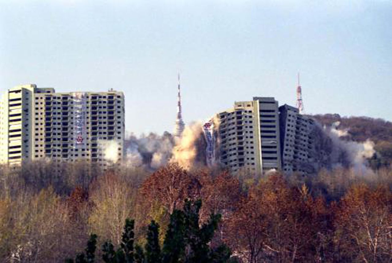 1994년 11월 20일 발파공법으로 폭파해체되고 있는 남산외인아파트의 모습. /한국정책방송원 e영상역사관