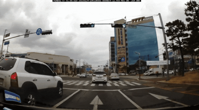 24일 경북 포함 교차로에서 발생한 사고 모습 /사진=온라인 커뮤니티