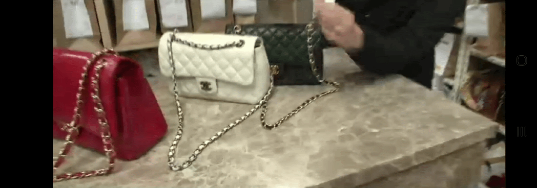 가품 샤넬 가방 체인에 자석을 갖다 대자 붙는 모습